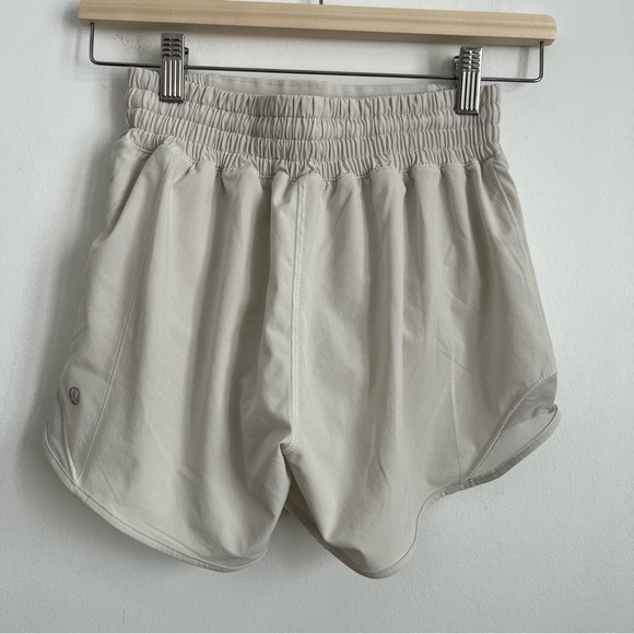 Lululemon Women Hotty Hot High-Rise Lined Athletic Short 4" Bone Cream US 2 - Picture 3 of 5